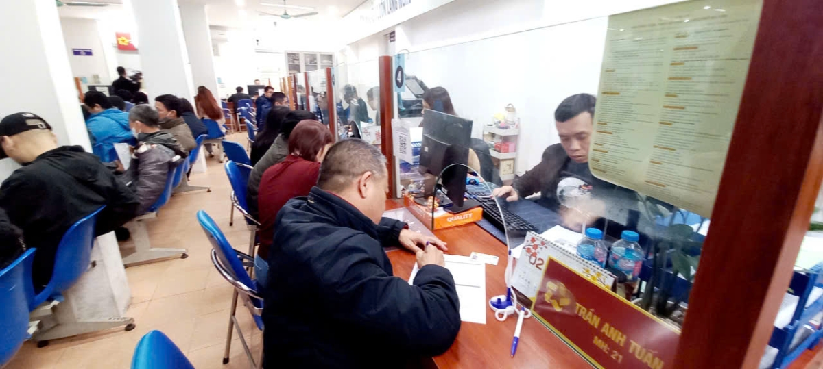 Lao động làm thủ tục hưởng trợ cấp thất nghiệp tại Hà Nội. Ảnh: Nhật Dương.