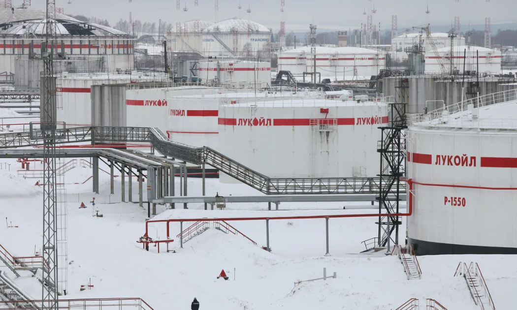 Các bồn chứa xăng tại một nhà máy lọc dầu ở Nizhny Novgorod, Nga - Ảnh: Bloomberg