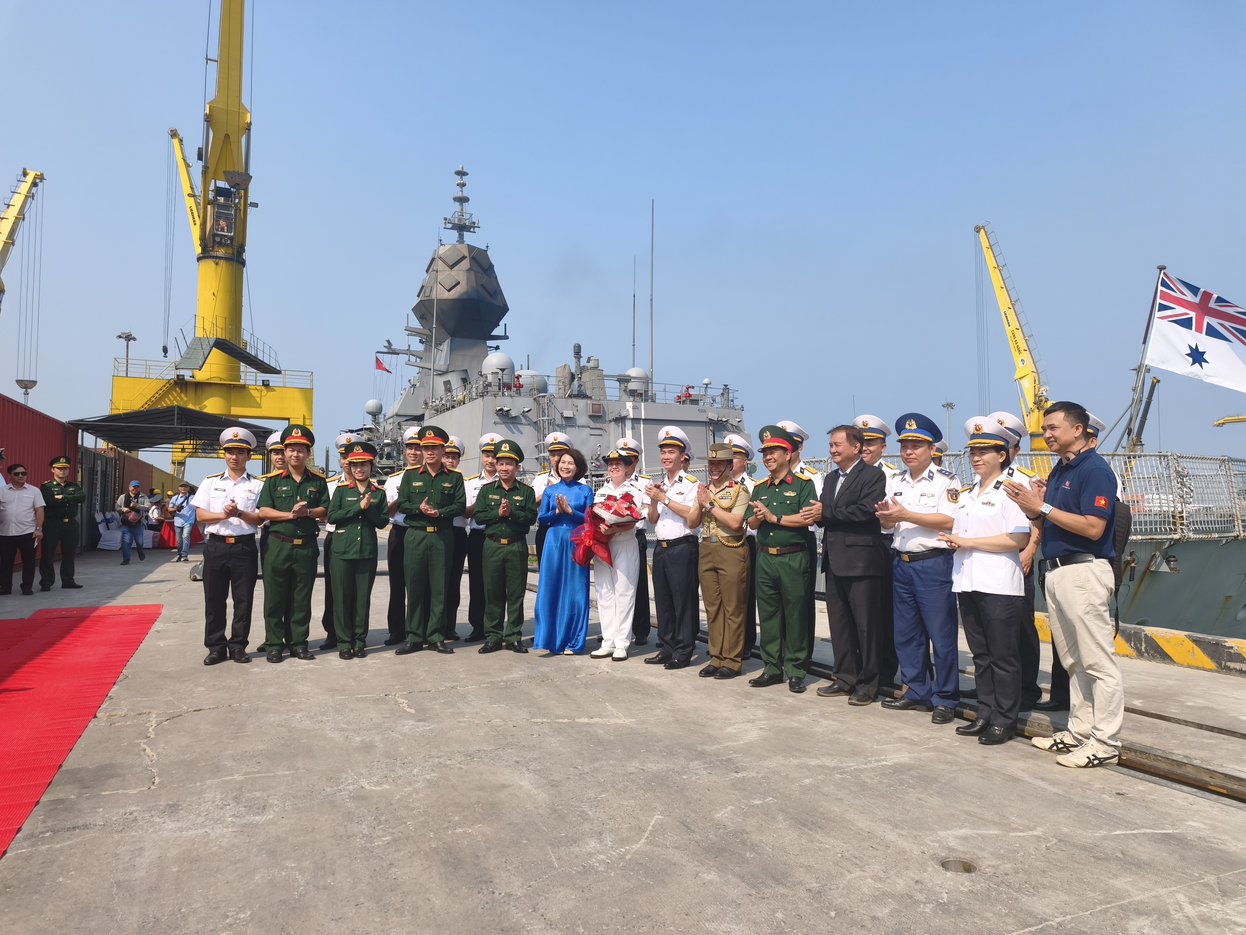 Đại diện lãnh đạo TP. Đà Nẵng đón tiếp chỉ huy tàu HMAS Toowoomba tại cảng Tiên Sa. - Ảnh: Quang Hiếu