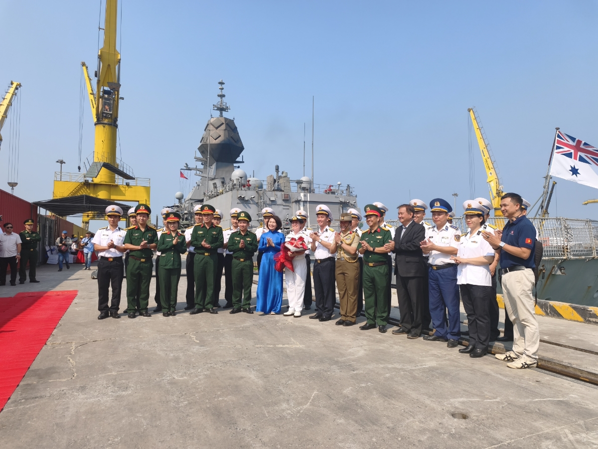 Đại diện lãnh đạo TP. Đà Nẵng đón tiếp chỉ huy tàu HMAS Toowoomba tại cảng Tiên Sa. - Ảnh: Quang Hiếu