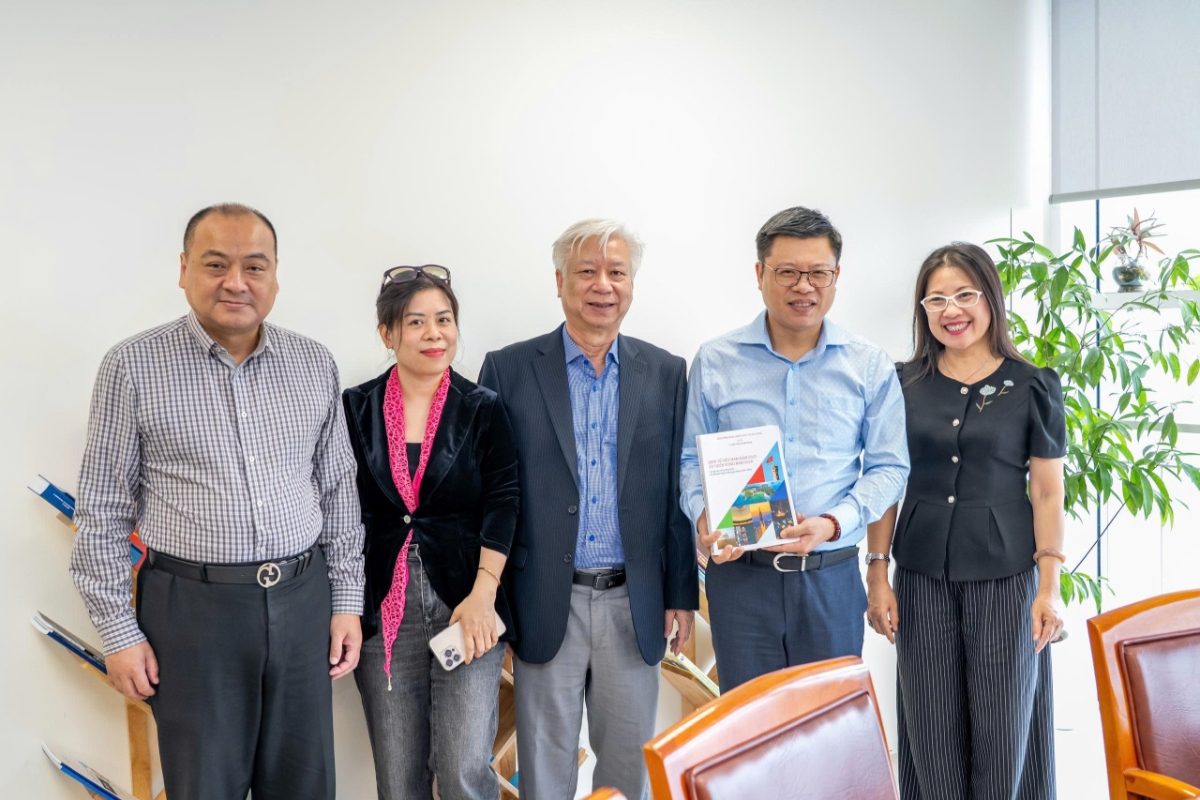 Lãnh đạo Cục Biển và Hải đảo Việt Nam và Lãnh đạo Tạp chí Kinh tế Việt Nam chụp ảnh lưu niệm. Ảnh: Việt Tuấn