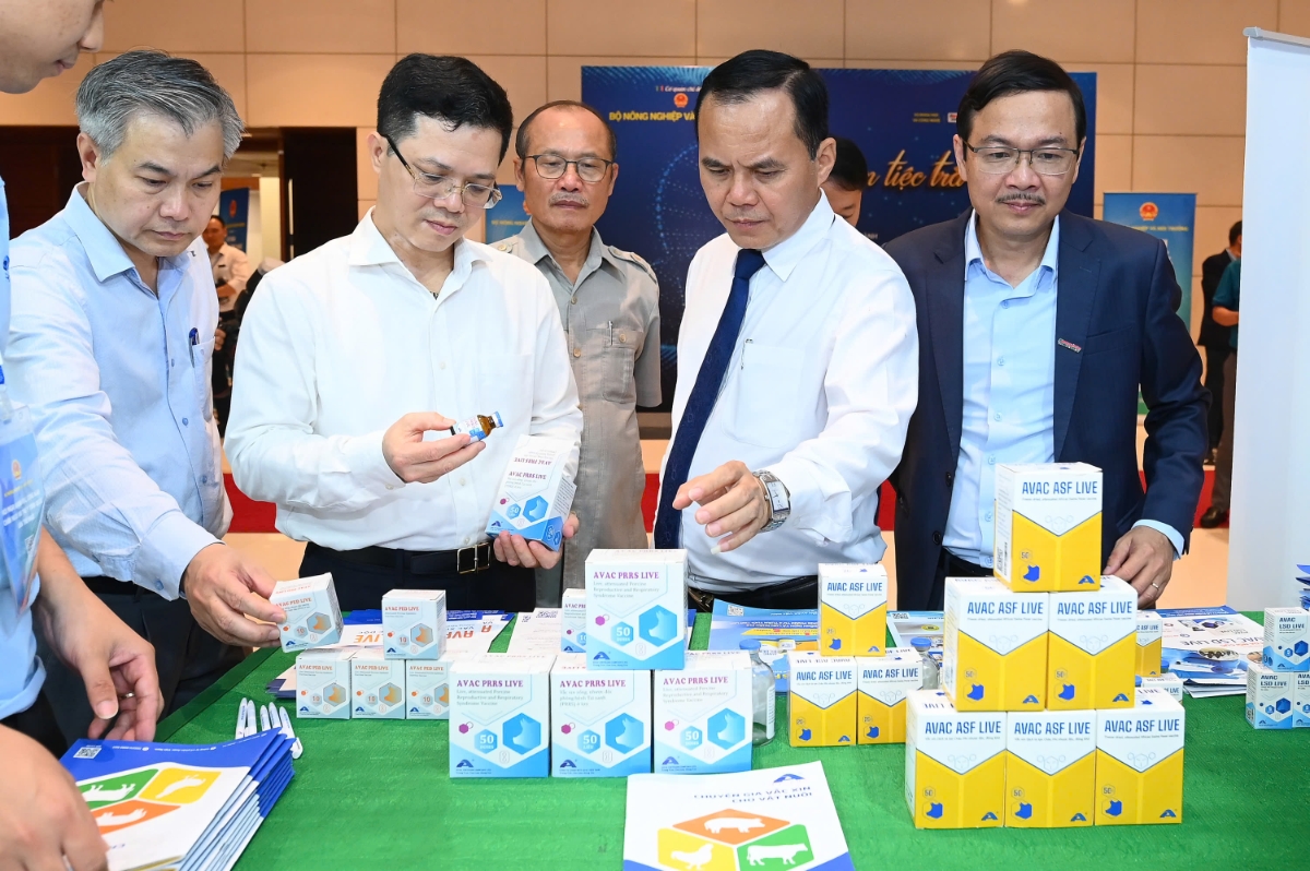 Các lãnh đạo ngành chăn nuôi tham quan gian hàng triển lãm tại hội nghị. Ảnh: Chu Khôi.
