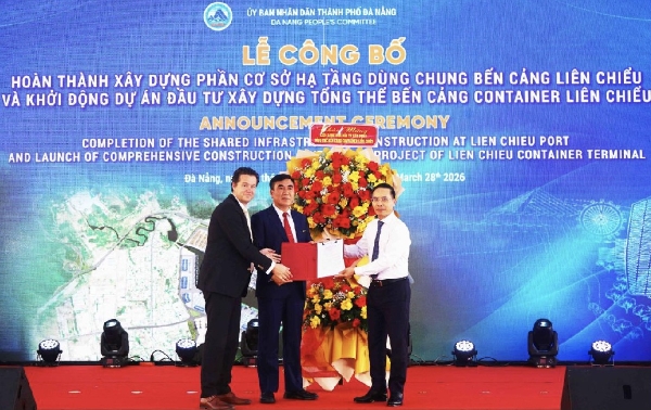 Chủ tịch UBND TP. Đà Nẵng Phạm Đức Ấn (bên phải), trao Quyết định trúng thầu xây dựng Hợp phần B cho Nhà đầu tư Liên danh Công ty Cổ phần Tập đoàn Hateco - Công ty TNHH Cảng biển Hateco - APM Terminals B.V.