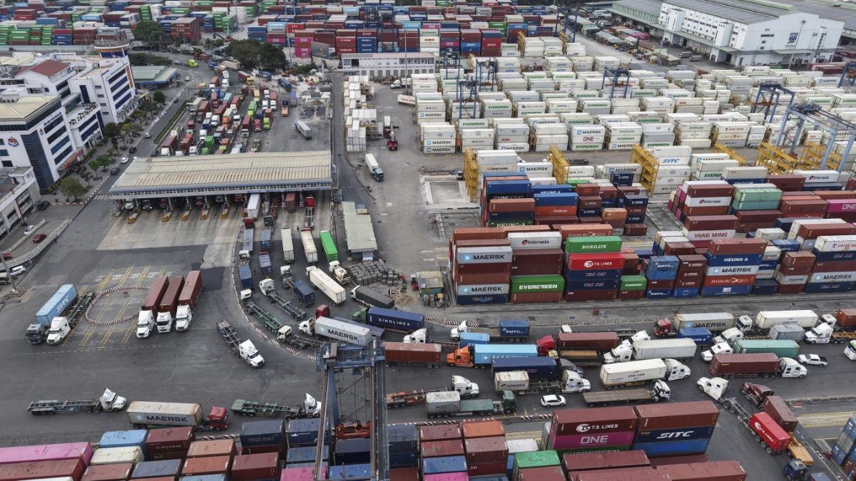 Doanh nghiệp xuất nhập khẩu gặp khó khăn vì xung đột tại Trung Đông.