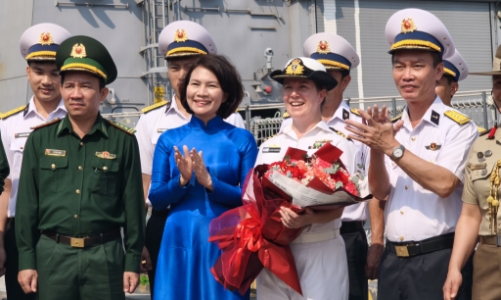 Tàu khu trục Australia thăm Đà Nẵng