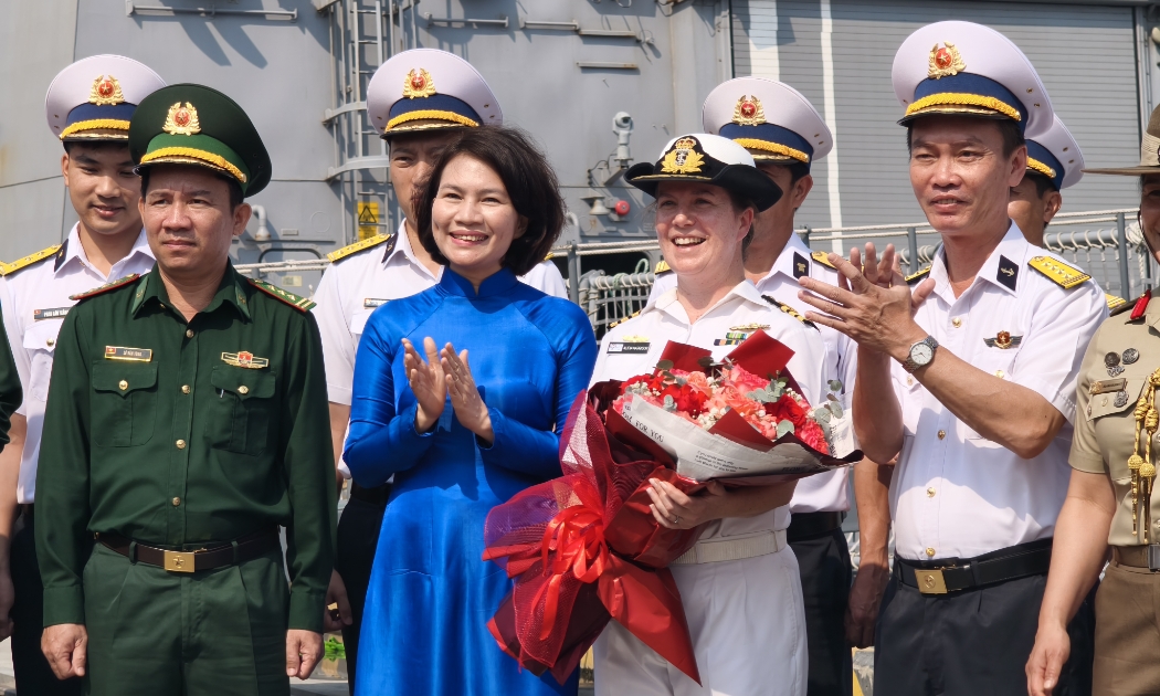 Tàu khu trục Australia thăm Đà Nẵng