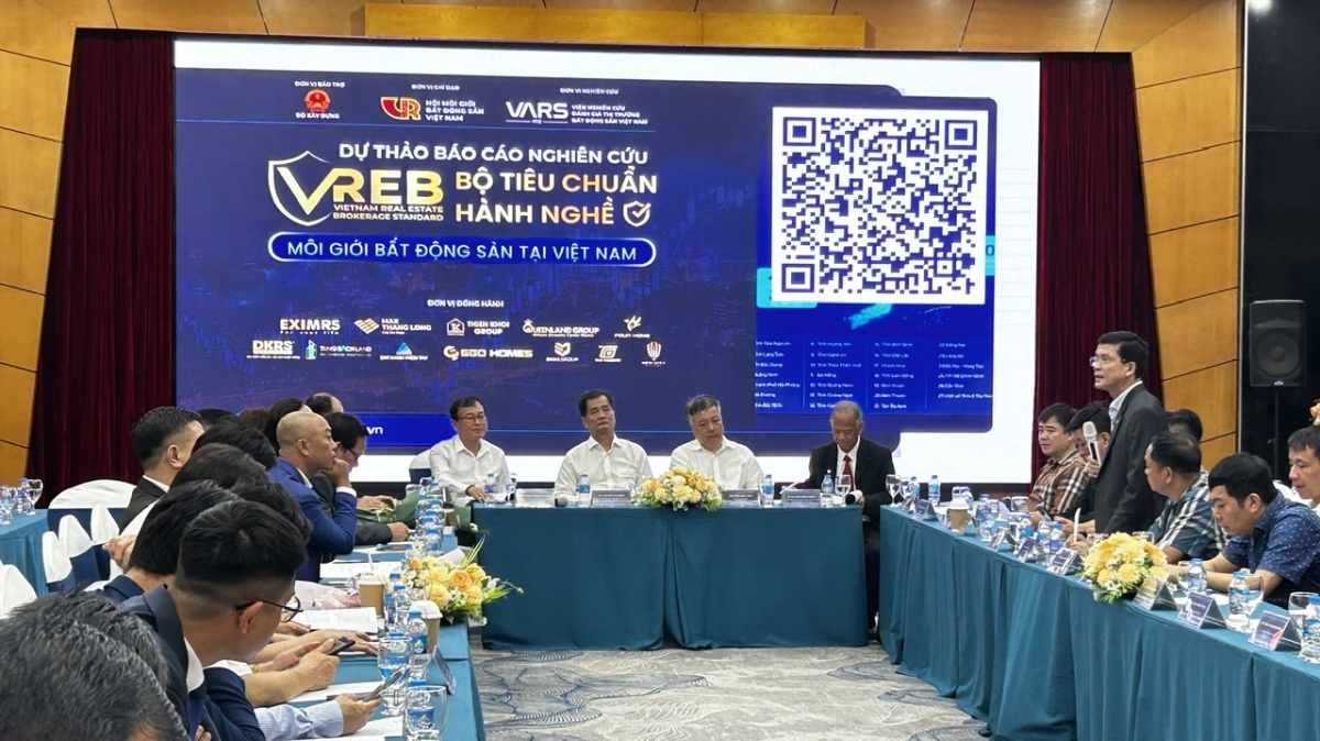 Các đại biểu là cơ quan quản lý nhà nước, chuyên gia, doanh nghiệp, nhà môi giới góp ý tại hội thảo.