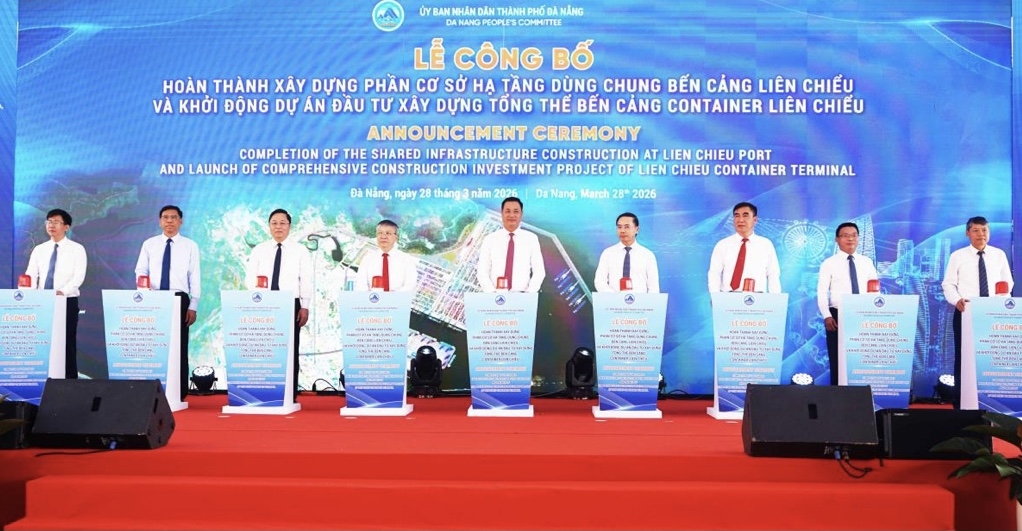 Lãnh đạo Bộ Xây dựng và UBND TP. Đà Nẵng thực hiện nghi thức công bố hoàn thành xây dựng Hợp phần A và Khởi động Hợp phần B, cảng Liên Chiểu.