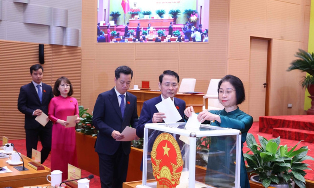 Các đại biểu HĐND thành phố Hà Nội bỏ phiếu bầu các chức danh lãnh đạo HĐND, UBND thành phố.  Ảnh: TTXVN.