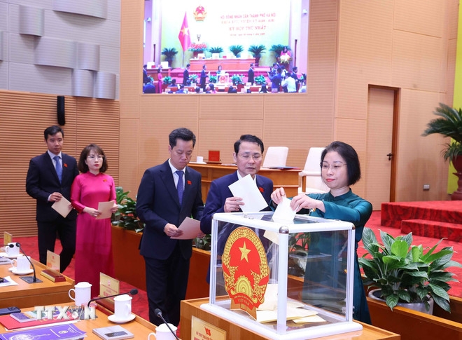 Các đại biểu HĐND thành phố Hà Nội bỏ phiếu bầu các chức danh lãnh đạo HĐND, UBND thành phố.&nbsp; Ảnh: TTXVN