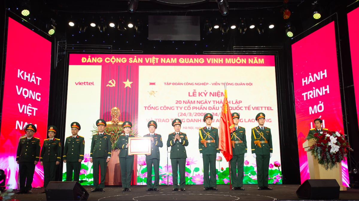 Thay mặt lãnh đạo Đảng và Nhà nước, Đại tướng Phan Văn Giang, Ủy viên Bộ Chính trị, Bộ trưởng Bộ Quốc phòng đã trao danh hiệu Anh hùng lao động cho Viettel Global.&nbsp;