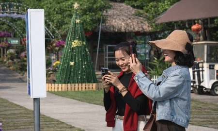 Du khách trẻ tìm hiểu thông tin điểm đến Hà Tĩnh trước chuyến đi qua ứng dụng di động. Ảnh: Đặng Thắm