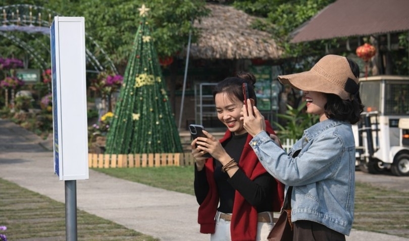 Du khách trẻ tìm hiểu thông tin điểm đến Hà Tĩnh trước chuyến đi qua ứng dụng di động. Ảnh: Đặng Thắm