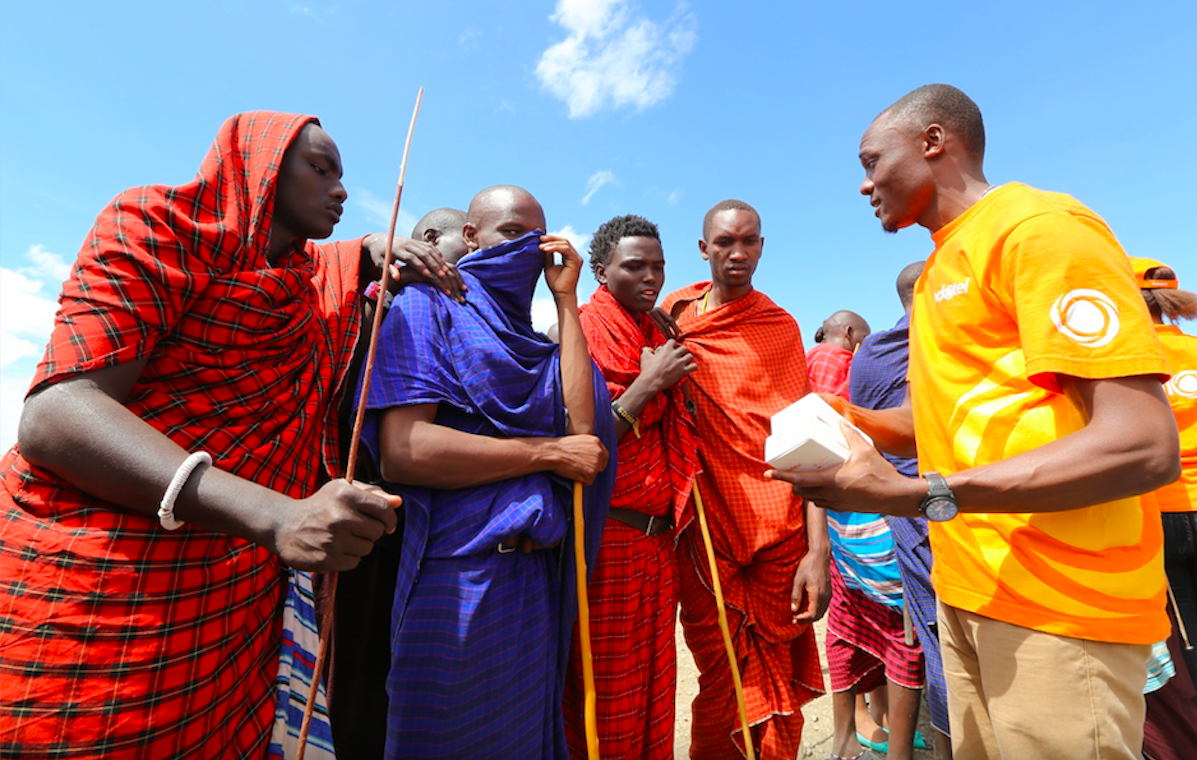 Nhân viên mạng di động Halotel (thương hiệu viễn thông của Viettel tại Tanzania, giới thiệu sản phẩm, dịch vụ tới người dân.