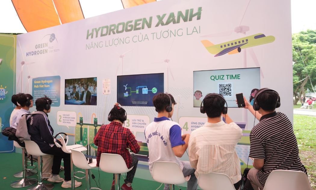 Tìm hiểu về năng lượng xanh tại Lễ Phát động Giờ Trái đất tại Hà Nội. Ảnh: MOIT.