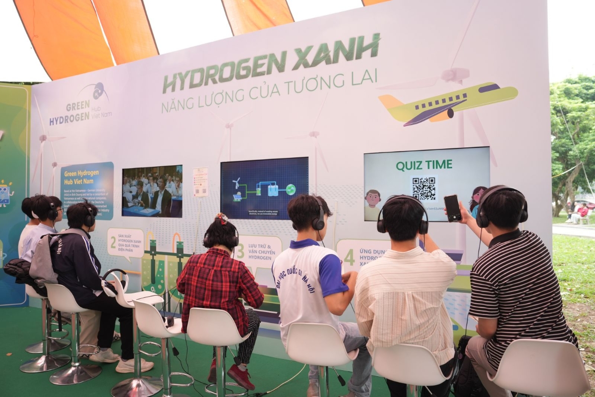 Tìm hiểu về năng lượng xanh tại Lễ Phát động Giờ Trái đất tại Hà Nội. Ảnh: MOIT.