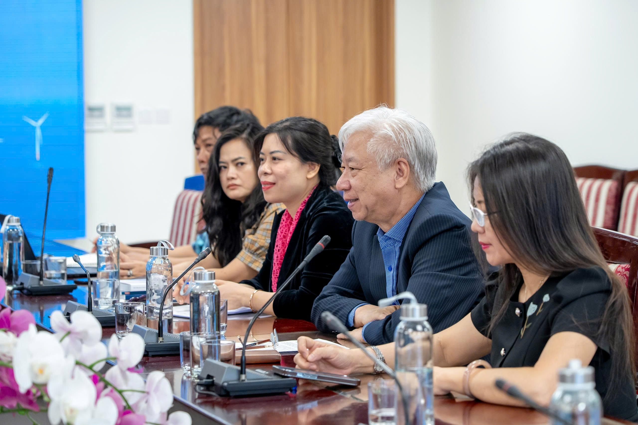 Tổng Thư ký Hội, Phó Chủ tịch Hội đồng Biên tập Tạp chí Kinh tế Việt Nam Đào Quang Bính và bà Nguyễn Ngọc Diệp, Phó Tổng Biên tập Tạp chí, cùng các ban nội dung tại buổi làm việc.