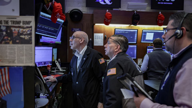 Chứng khoán Mỹ tiếp tục “đỏ lửa” khi giá dầu đóng cửa trên 110 USD/thùng