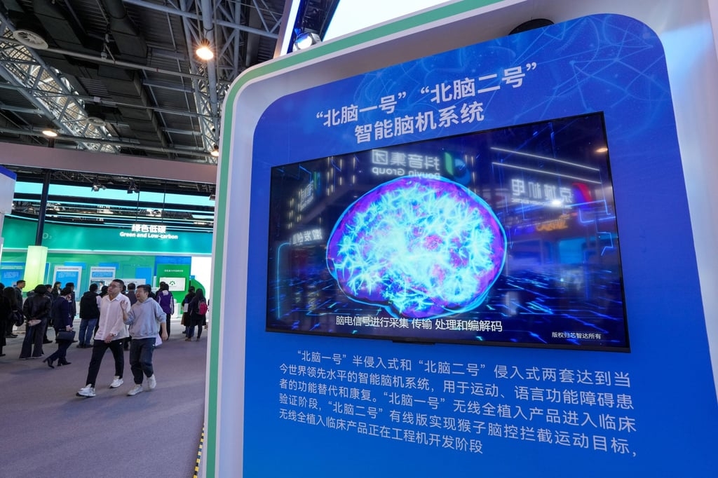 Beinao-1 và Beinao-2, các hệ thống giao diện não-máy tính (BCI) do Viện Nghiên cứu Não bộ Trung Quốc tại Bắc Kinh và công ty khởi nghiệp trực thuộc NeuCyber ​​Neurotech phát triển, được trưng bày tại Diễn đàn Zhongguancun 2025. Ảnh: Tân Hoa Xã