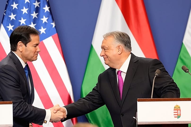 Ngoại trưởng Mỹ Marco Rubio (trái) bắt tay Thủ tướng Hungary Viktor Orban (phải). Ảnh: AP