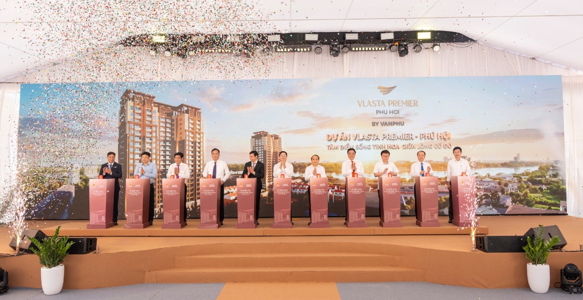 Các đại biểu thực hiện nghi thức khởi côn dự án