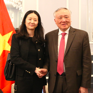 Phó Thủ tướng Thường trực Chính phủ Nguyễn Hòa Bình tiếp bà Hong Fang, Chủ tịch công ty OKX - Ảnh: VGP