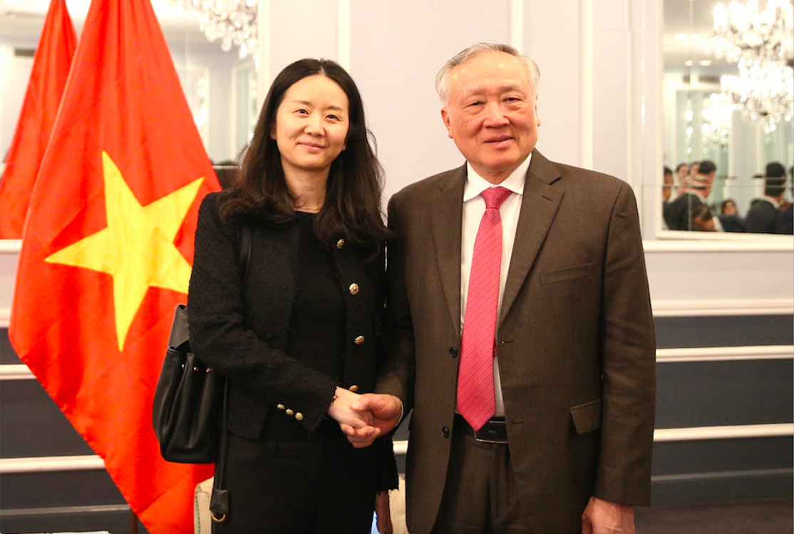 Phó Thủ tướng Thường trực Chính phủ Nguyễn Hòa Bình tiếp bà Hong Fang, Chủ tịch công ty OKX - Ảnh: VGP