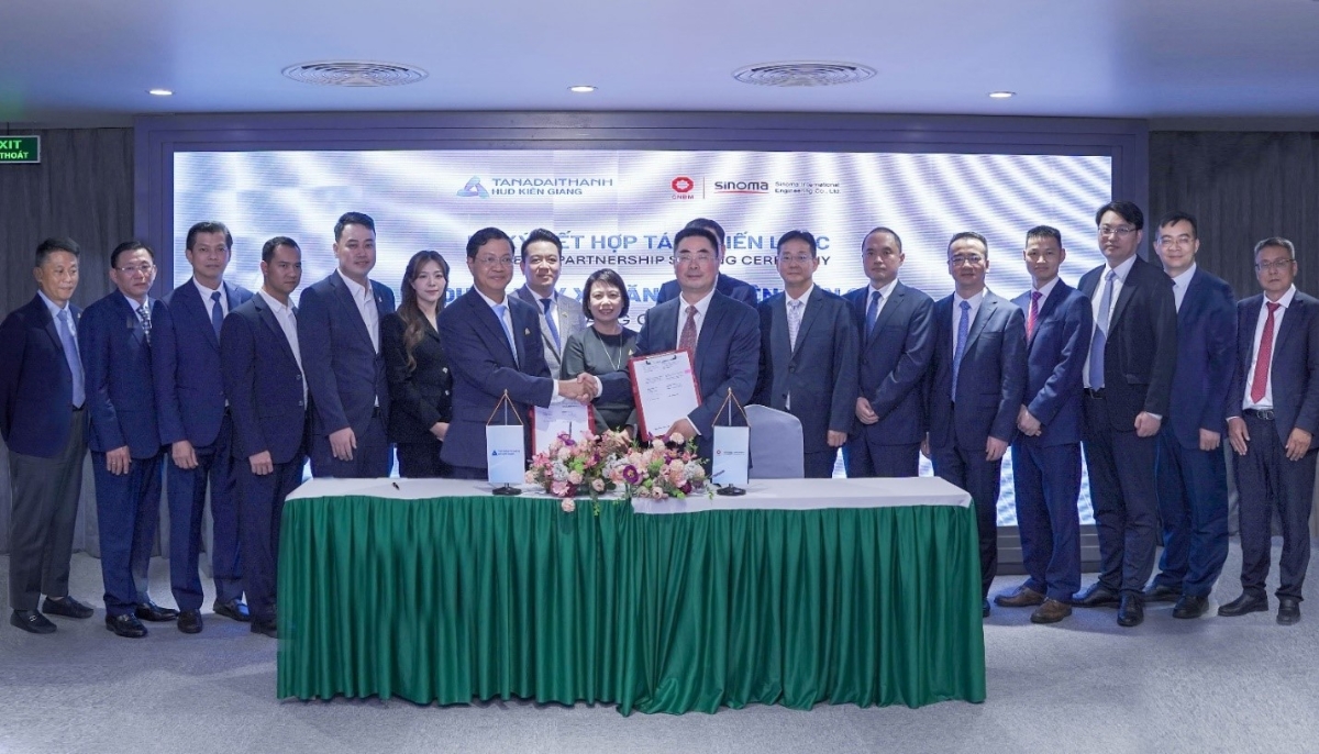 Lễ ký kết hợp tác chiến lược xây dựng Nhà máy Xi măng Hà Tiên Kiên Giang giữa Tập đoàn Tân Á Đại Thành và Sinoma International Engineering. Ảnh: Tập đoàn Tân Á Đại Thành.