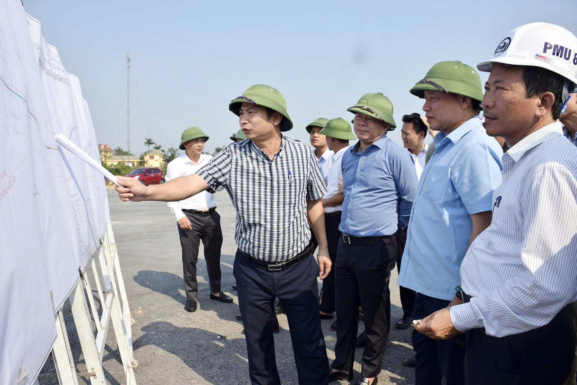 Lãnh đạo xã Kim Liên báo cáo những vướng mắc trên tuyến qua địa bàn xã