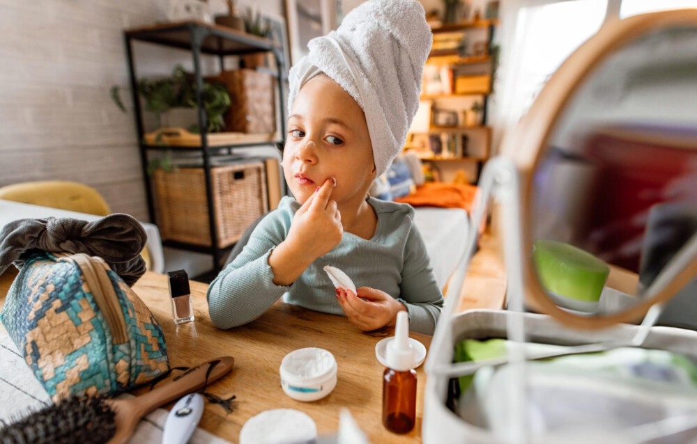 AGCM cho biết cơ quan này lo ngại các thương hiệu đang sử dụng những micro-influencer ở độ tuổi rất trẻ trên mạng xã hội để khuyến khích việc trẻ em sử dụng mỹ phẩm người lớn từ sớm.