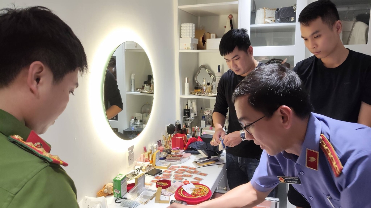 Cơ quan chức năng tiến hành tạm giữ tang vật liên quan đến chuyên án