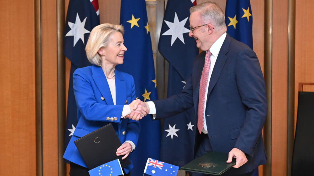 Chủ tịch Ủy ban châu Âu Ursula von der Leyen, bên trái, và Thủ tướng Australia Anthony Albanese bắt tay sau khi ký tuyên bố chung tại một buổi lễ ở Tòa nhà Quốc hội tại Canberra, hôm 24/3 - Ảnh: AP