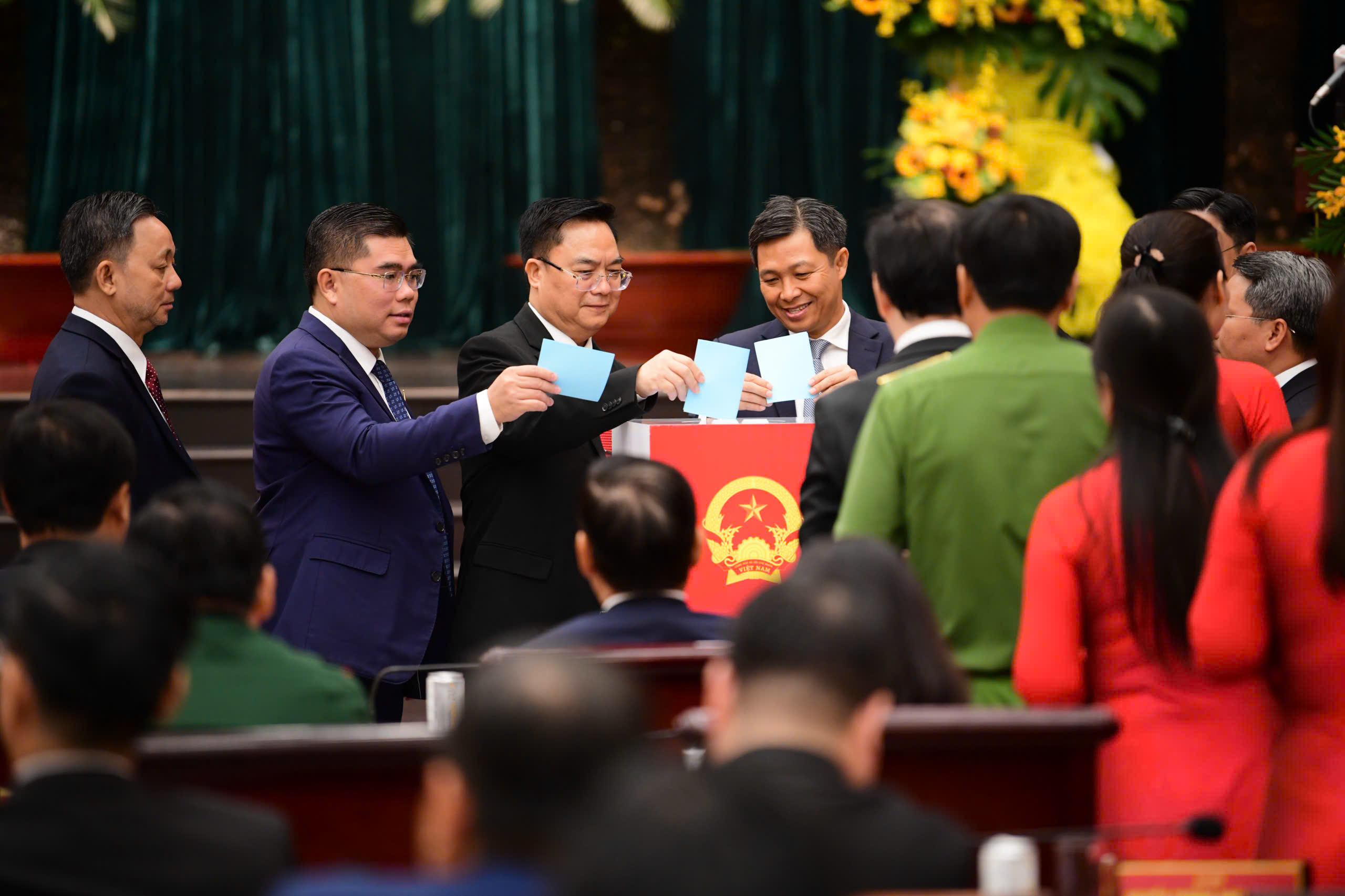 Các đại biểu HĐND Thành phố khóa XI thực hiện bầu cử tại Kỳ họp - Ảnh: Cổng thông tin điện tử HĐND TP. Hồ Chí Minh.