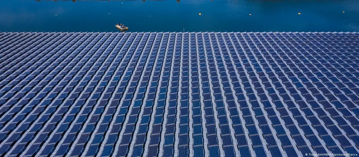 Điện mặt trời không chỉ giảm mạnh về chi phí mà còn được triển khai ở quy mô lớn, hình thành các “công viên năng lượng” trên toàn cầu. Ảnh: DW/BACA/picture alliance