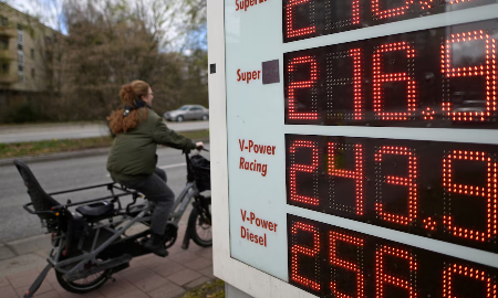 Một bảng giá xăng ở Hamburg, Đức, hom 26/3/2026- Ảnh: Reuters.