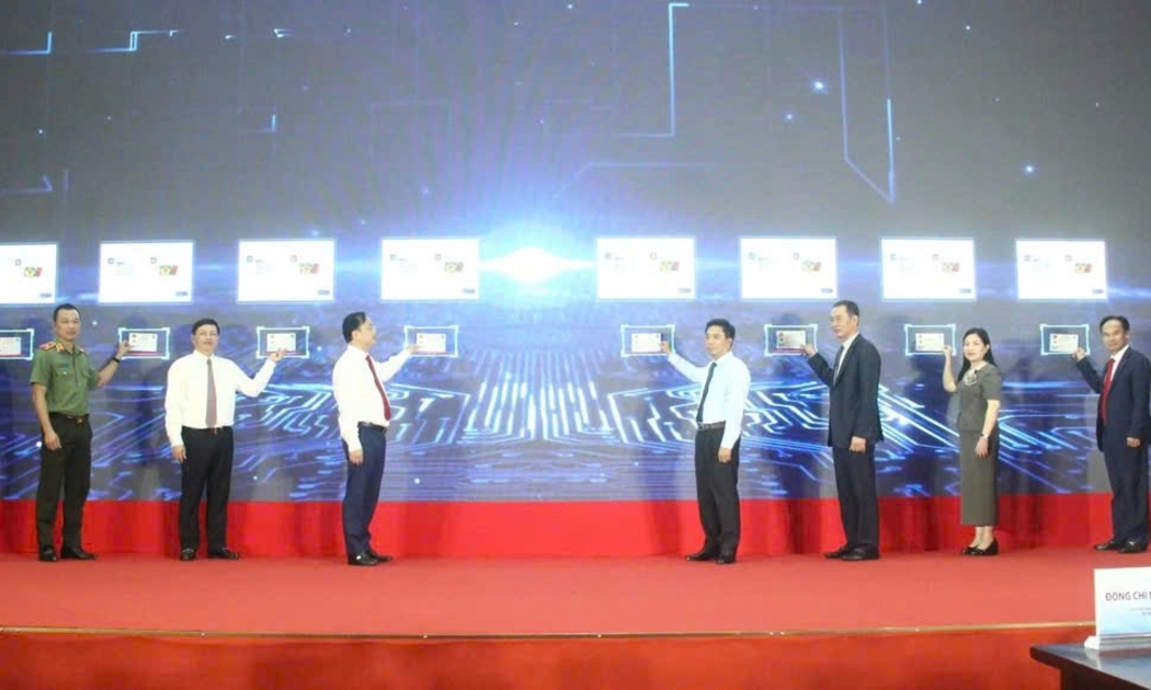 Nghi lễ khai trương kiosk thông minh. Ảnh: Tố Phượng