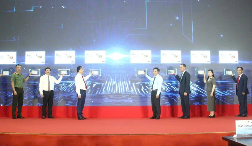 Nghi lễ khai trương kiosk thông minh. Ảnh: Tố Phượng