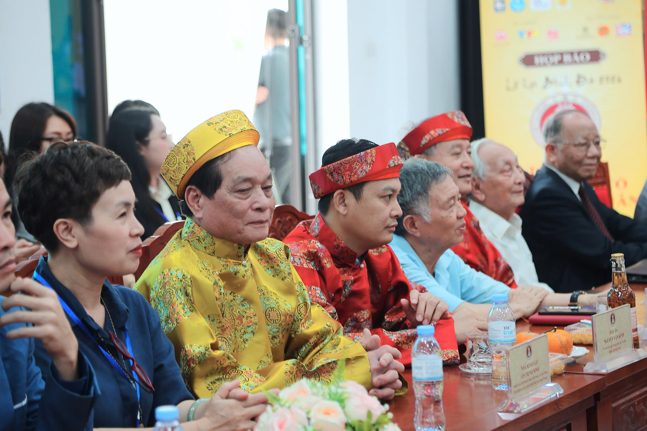 Nhiều nhà nghiên cứu văn hoá lịch sử đến dự họp báo. Ảnh: Chu Khôi.