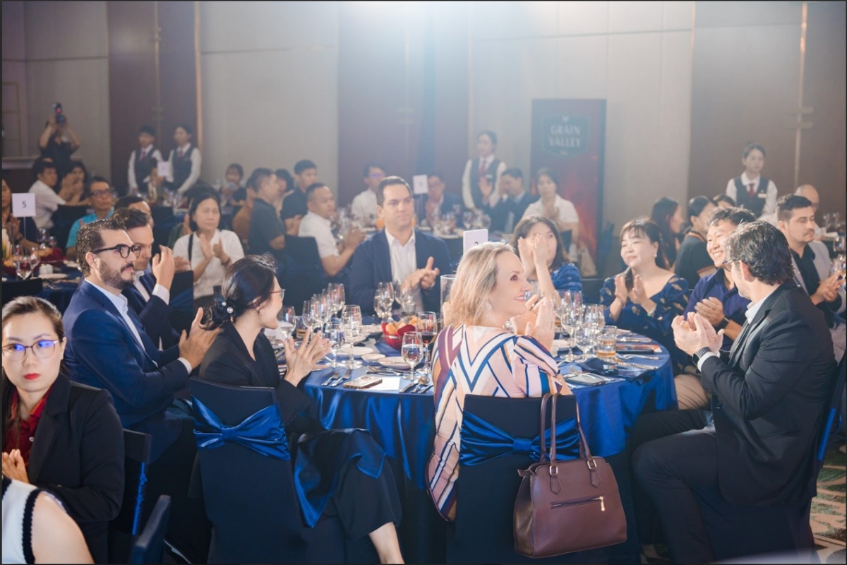 Đại diện JBS Friboi cùng
các đối tác chiến lược tại Việt Nam hội ngộ trong không gian tiệc tối thân mật.&nbsp;Ảnh: Friboi.