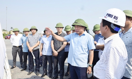 Phó Chủ tịch UBND tỉnh Nghệ An Hoàng Phú Hiền kiểm tra hiện trường thi công Dự án