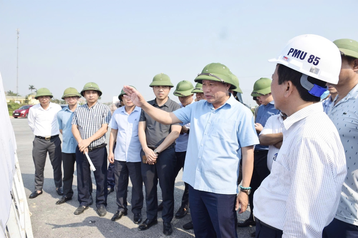 Phó Chủ tịch UBND tỉnh Nghệ An Hoàng Phú Hiền kiểm tra hiện trường thi công Dự án