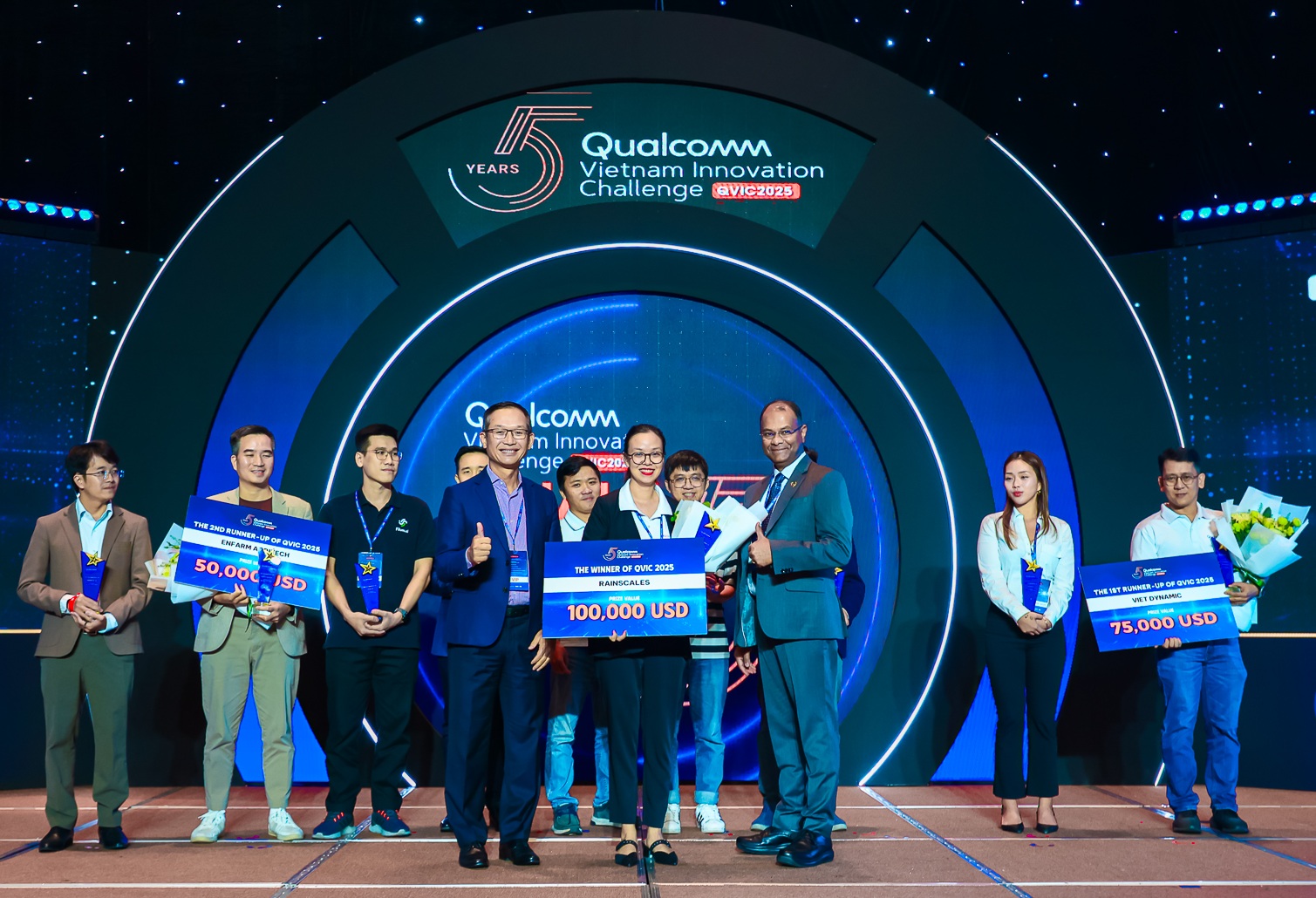 Ban tổ chức trao giải cho các startup đạt giải QVIC 2025.