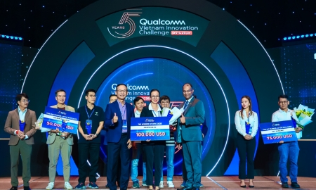 Ban tổ chức trao giải cho các startup đạt giải QVIC 2025.
