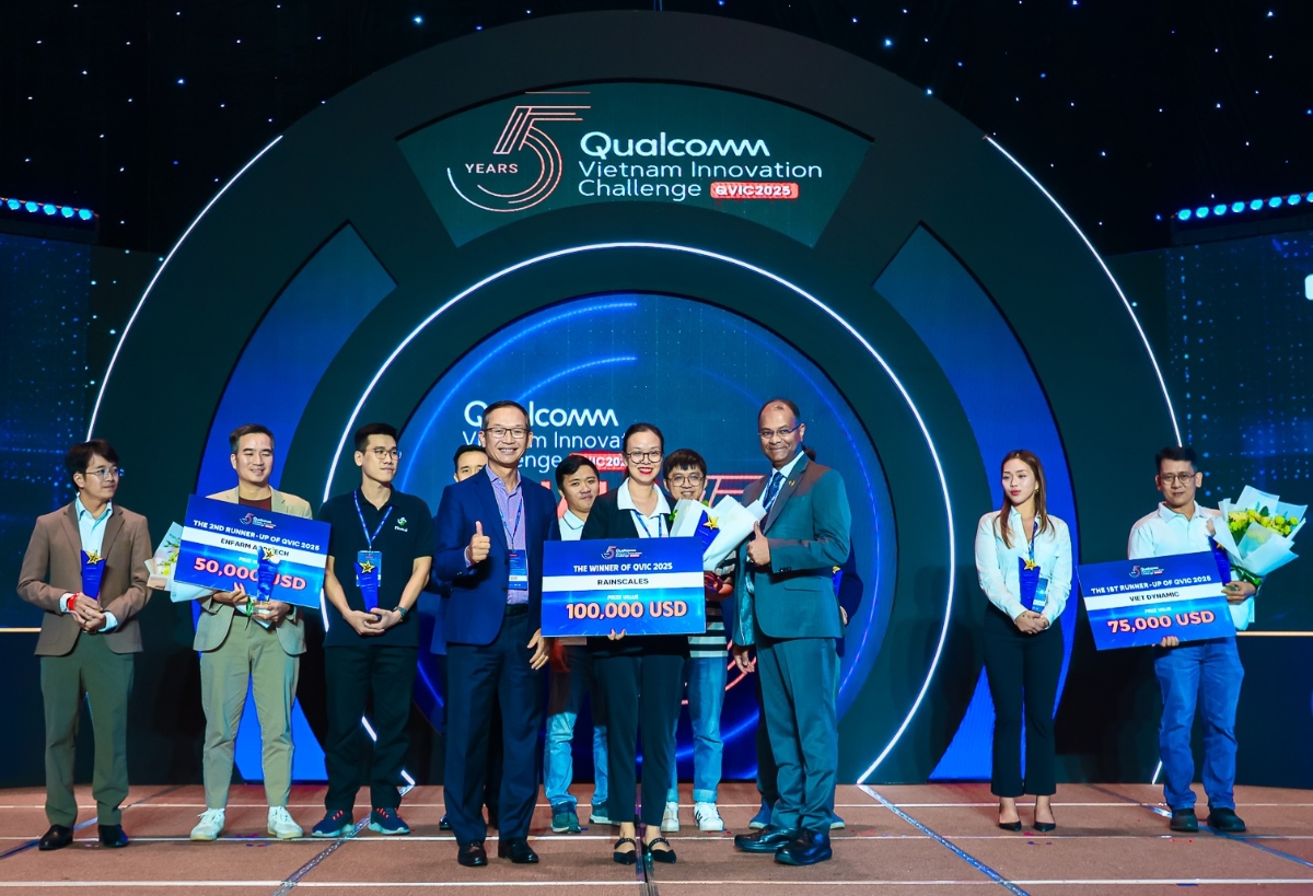 Ban tổ chức trao giải cho các startup đạt giải QVIC 2025.