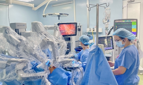 Robot phẫu thuật tăng hiệu quả điều trị cho bệnh nhân ung thư