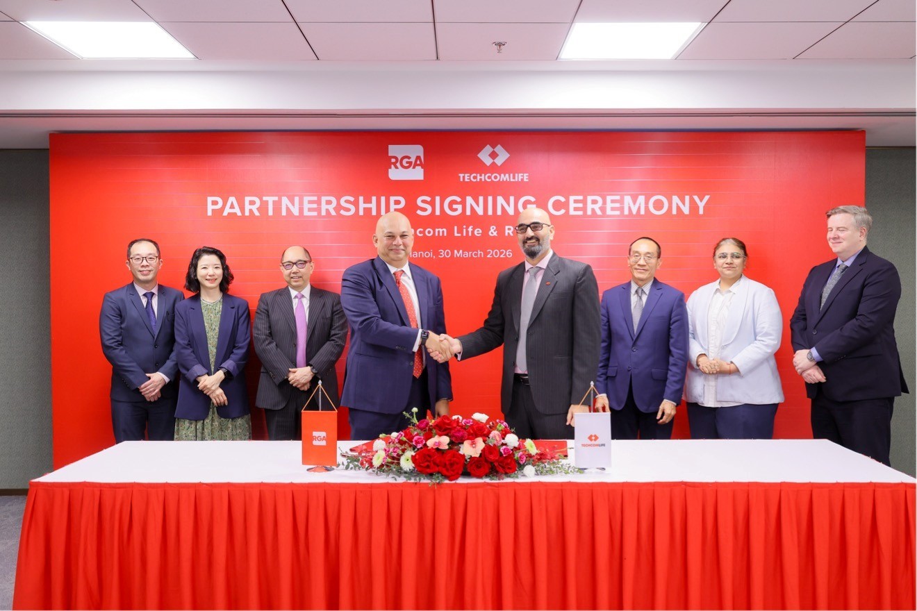 Cú bắt tay chiến lược giữa chuyên gia tái bảo hiểm quốc tế RGA và người tiên phong 'tái kiến thiết ngành bảo hiểm' Techcom Life nâng chuẩn mực thị trường Việt Nam. Ảnh: Techcom Life.