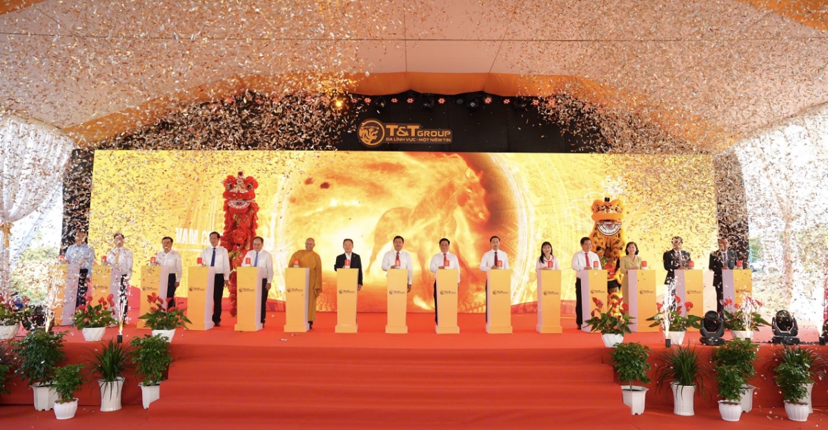 Các đại biểu ấn nút khởi công khu công nghiệp Vàm Cống. Ảnh: T&T Group.