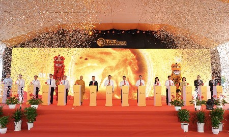 Các đại biểu ấn nút khởi công khu công nghiệp Vàm Cống. Ảnh: T&T Group.