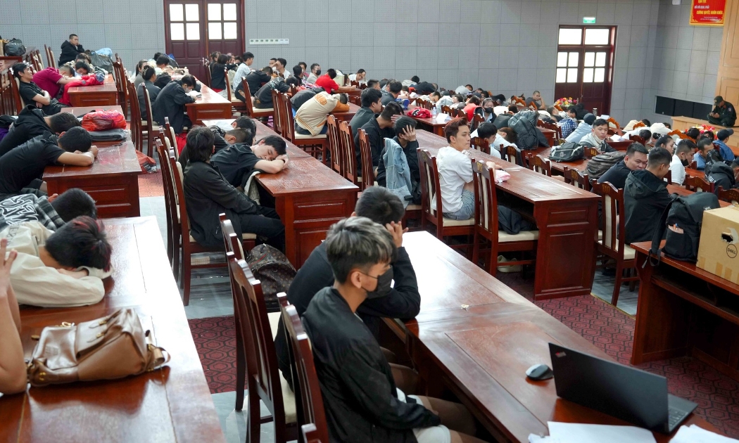 Lực lượng Bộ đội Biên phòng làm việc với các đối tượng. Ảnh: Cổng thông tin điện tử Bộ Công an.