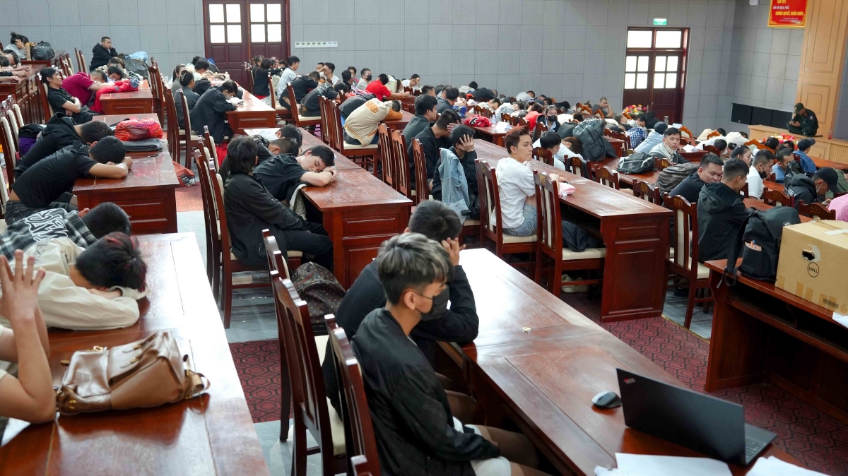 Lực lượng Bộ đội Biên phòng làm việc với các đối tượng. Ảnh: Cổng thông tin điện tử Bộ Công an.